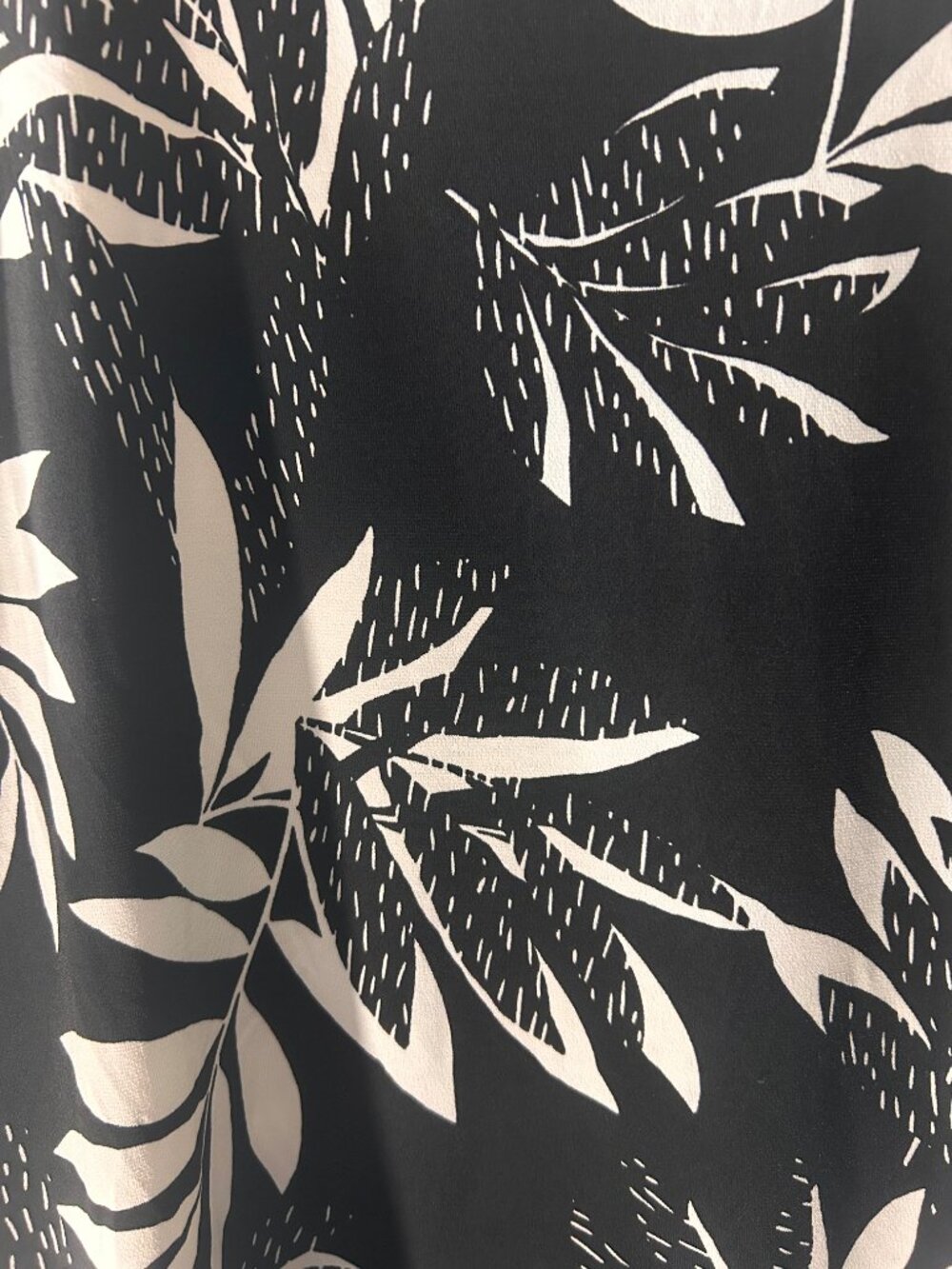 Avenue 26/28 Black White Tropical Leaf Cold Shoulder Flutter Sleeve Tunic - Picture 5 of 9